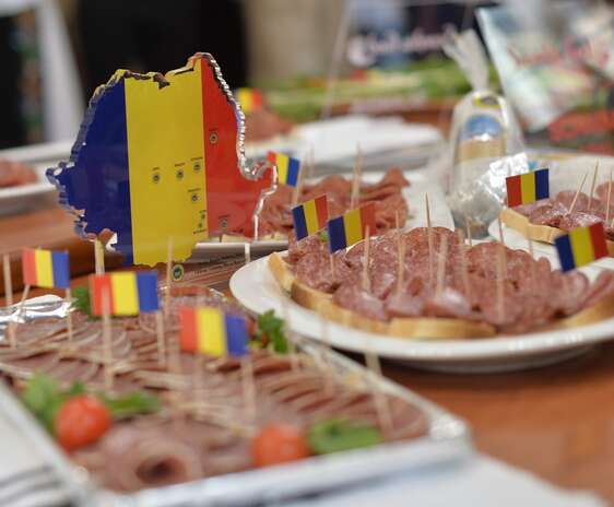Produse româneşti sunt expuse la un eveniment de degustare a produselor omologate la Ministerul Agriculturii