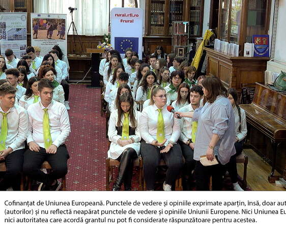 Elevi, profesori și moderatorii dezbaterii organizate la Biblioteca Județeană „Alexandru și Aristia Aman” din Craiova © RFI Romania