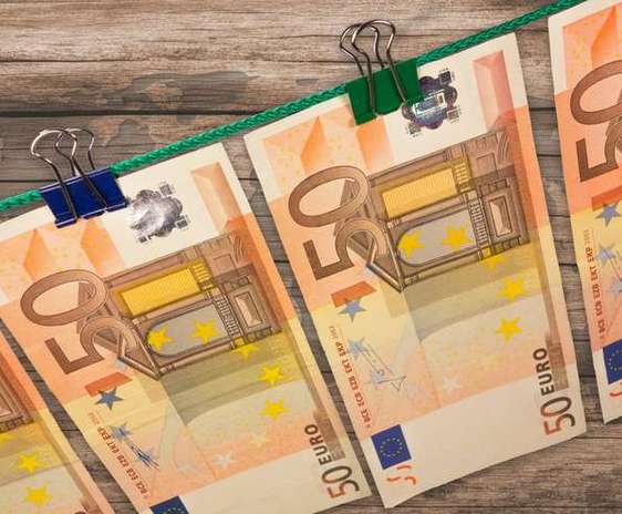Bancnote Euro prinse la uscat. PAC - diminuarea bugetului pentru agricultura.