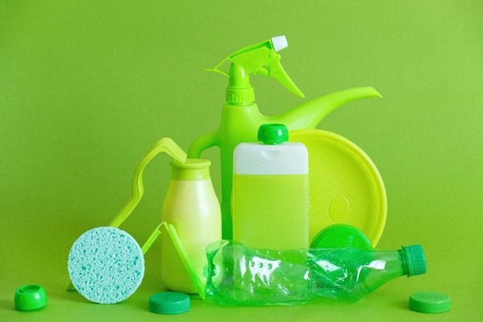 Obiecte din plastic folosite la servirea mancarii sau la spalarea veselei.
