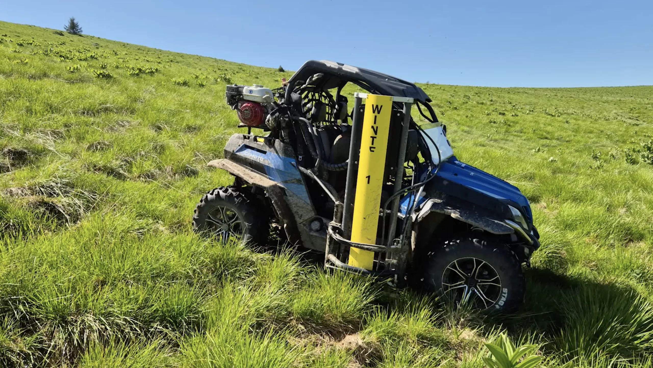 Atv echipat pentru îngrijirea pășunilor montane