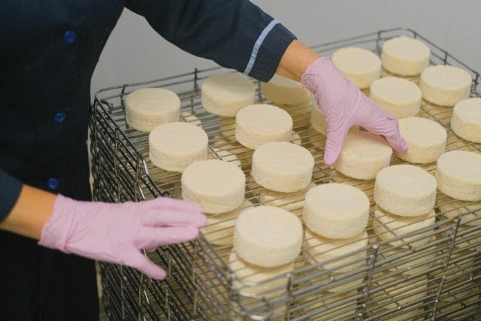 pexels-shvetsa-5953775 Role de branza asezate in rafturi metalice din sarma, dupa oparire, intr-una dintre etapele de preparare