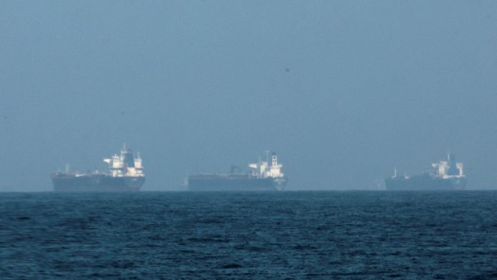 Vase de transport văzute în largul coastei Fujairah, în timp ce așteaptă să intre în Strâmtoarea Ormuz.