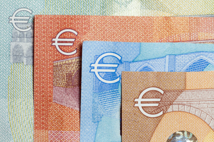 Bancnote Euro suprapuse pentru a ilustra propunerea de scadere a bugetului UE